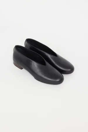 Black Leather V-Cut Flat