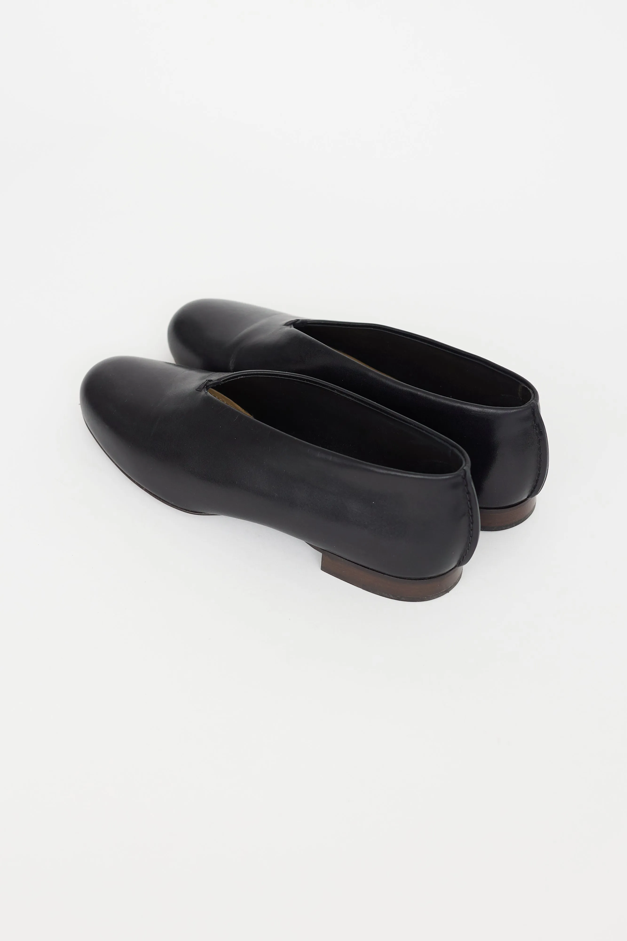 Black Leather V-Cut Flat