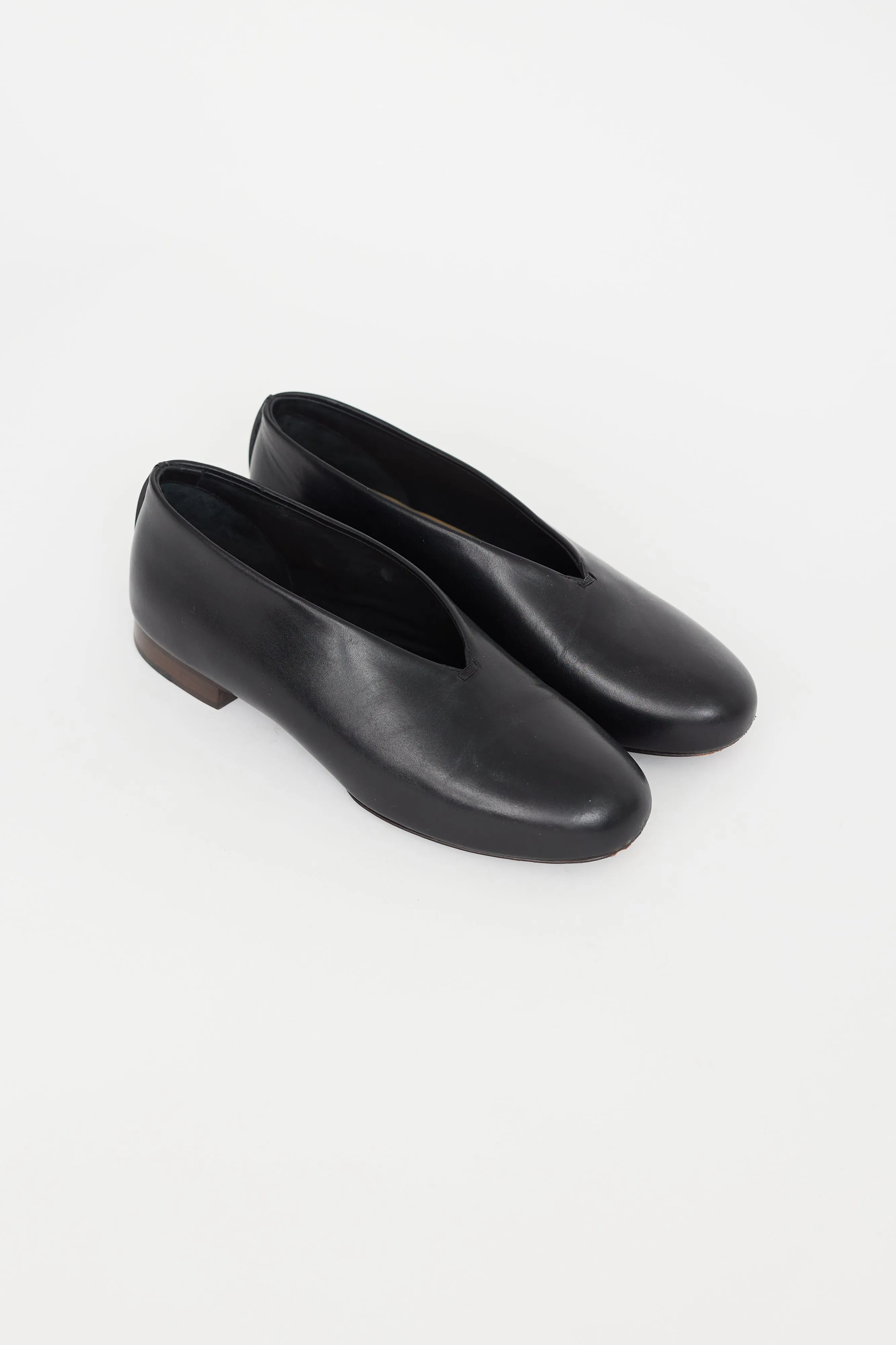 Black Leather V-Cut Flat